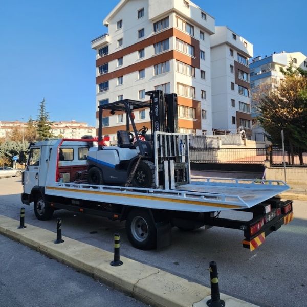 Kırkkonaklar forklift kiralama fiyatları için sahada çalışan forklift makinesi